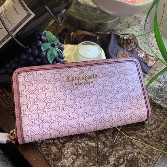 kate spade Handbags - Authentic Kate Spade Saffiano leather zip wallet🌸